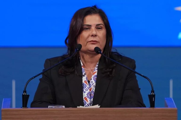 ozlem-cerciogluna-soguk-dus-konser-alanindaki-sandalyeler-bos-kaldi-grSFm1bP.jpg