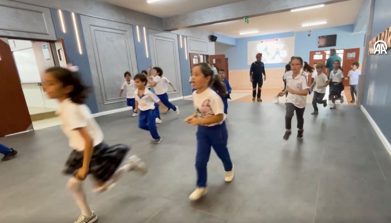 istanbulda tsunami tatbikatisirenler caldi ogrenciler okuldan cikti sFnTKYb6