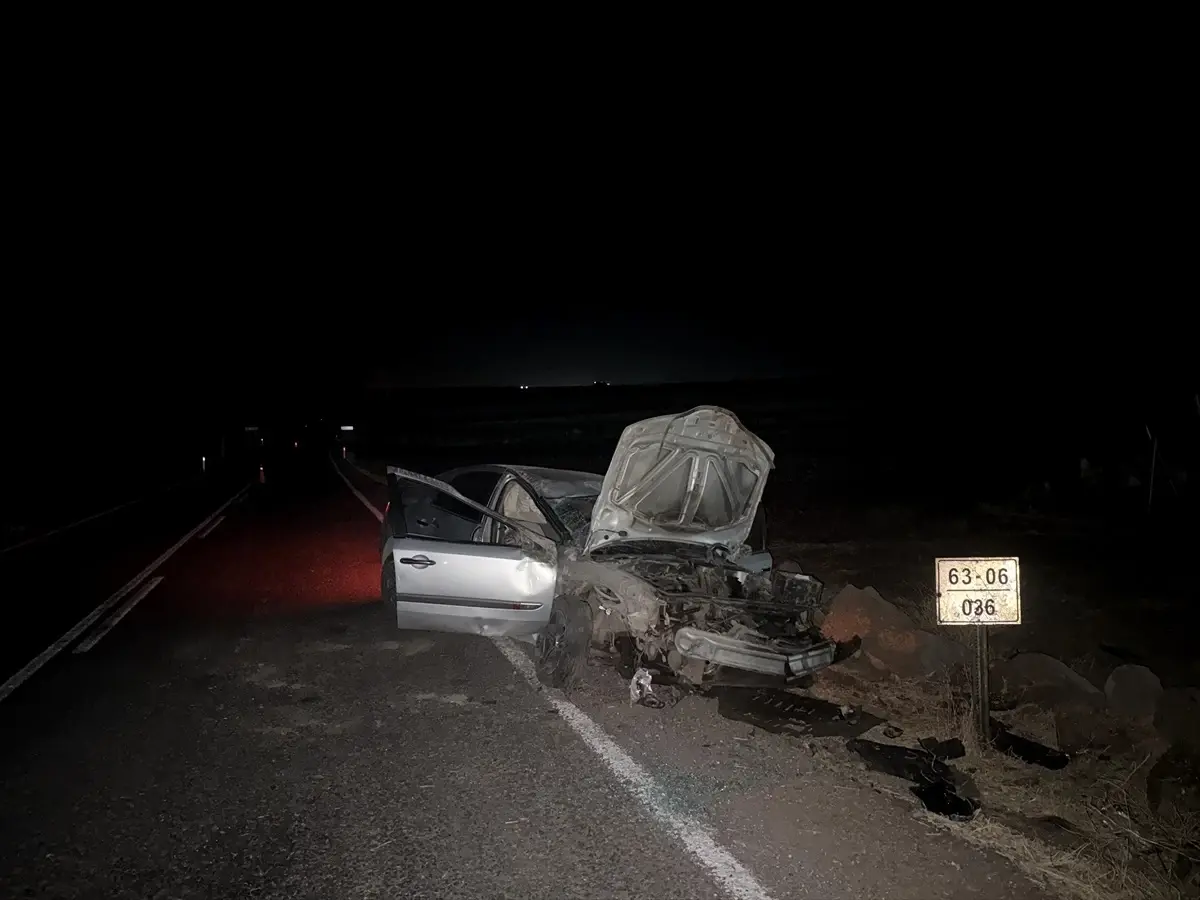 siverekte otomobil devrildi 2 yarali ZRv2JPW8