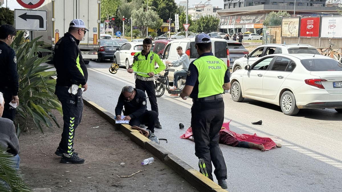 Antalya’da Mendil Satan Kadın TIR Altında Kalarak Hayatını Kaybetti
